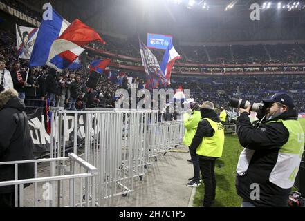 Fans von Lyon, nachdem das Spiel nach wenigen Minuten gestoppt wurde, als Dimitri Payet von OM eine Plastikwasserflasche auf dem Kopf erhielt, die vom OL kop während des Fußballspiels der französischen Ligue 1 zwischen Olympique Lyonnais (OL) und Olympique de Marseille (OM) am 21. November geworfen wurde, 2021 im Groupama-Stadion in Decines-Charpieu bei Lyon, Frankreich - Foto: Jean Catuffe/DPPI/LiveMedia Stockfoto