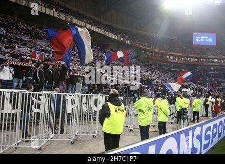 Fans von Lyon, nachdem das Spiel nach wenigen Minuten gestoppt wurde, als Dimitri Payet von OM eine Plastikwasserflasche auf dem Kopf erhielt, die vom OL kop während des Fußballspiels der französischen Ligue 1 zwischen Olympique Lyonnais (OL) und Olympique de Marseille (OM) am 21. November geworfen wurde, 2021 im Groupama-Stadion in Decines-Charpieu bei Lyon, Frankreich - Foto: Jean Catuffe/DPPI/LiveMedia Stockfoto