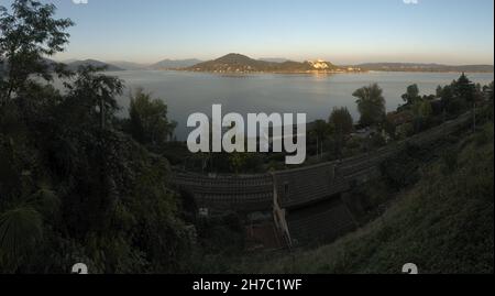 Blick über den Lago Maggiore von Arona auf die Burg Rocca di Angera Stockfoto