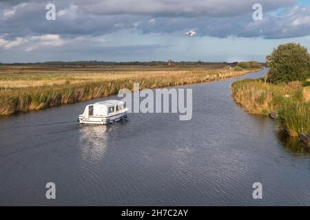 Ausflugsboot auf dem Fluss Thurne, Norfolk Broads, in Martham, Norfolk, England. Stockfoto