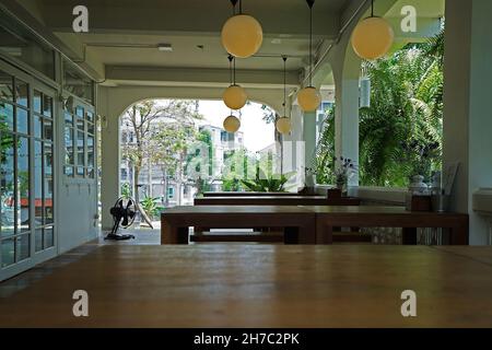 Inneneinrichtung und Dekoration des lokalen Kaffeehauses und Restaurants mit Holzmöbeln Stockfoto