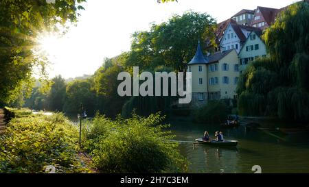 Tübingen, Boote auf dem Neckar vor einer wunderschönen Landschaft Stockfoto