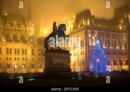 II Rákóczi Ferenc Reiterstatue gegen das ungarische Parlamentsgebäude in nebliger Nacht Stockfoto