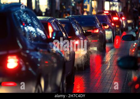 Autos stehen nachts in einer Seitenstraße im Stau Stockfoto