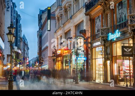 Váci Straße in Budapest mit verschwommener Menschenmenge Stockfoto