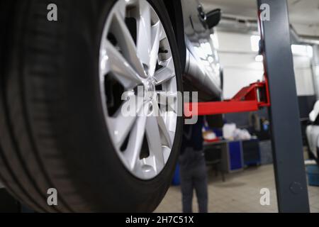 Autoreifen neu geändert Detail der Maschine im Service-Center Stockfoto