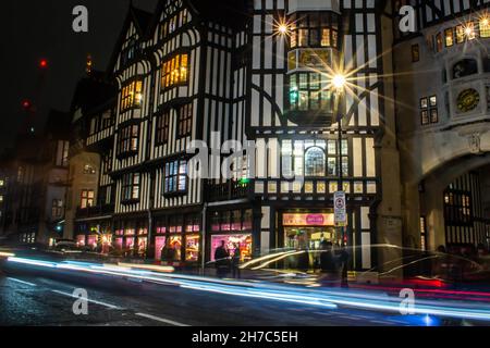 REGENT STREET, LONDON, ENGLAND - 14. November 2021: Eintritt zum Liberty London Kaufhaus bei Nacht Stockfoto