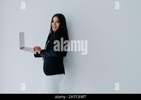 Schöne orientalische Frau Brünette arbeitet mit Laptop Stockfoto