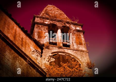 Das Foto für halloween. Die alte ruinierte Kirche in der Nacht Stockfoto