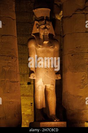 Statue von König Ramses II. Im ersten Innenhof des Luxor-Tempels, Ägypten Stockfoto