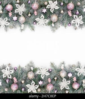 Weihnachtsbanner mit Glitzerkugeln aus Pink und Champagner auf weißem Hintergrund. Weihnachtlicher Hintergrund in sanften Pastellfarben mit Kopierraum. Stockfoto