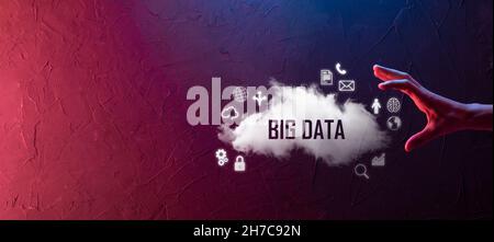 Geschäftsmann hält die Inschrift , Wort BIG DATA . Vorhängeschloss, Gehirn, Mann, Planet, Graph, Lupe, Zahnräder, Symbol für Cloud, Grid, Dokument, Brief, Telefon Stockfoto