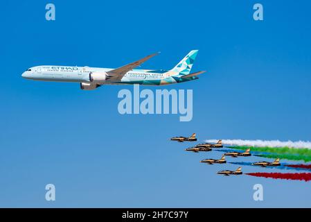 Etihad Airways Boeing 787 Greenliner in Formation mit dem Kunstflugteam der VAE Air Force AL fursan auf der Dubai Air Show 2021 Stockfoto