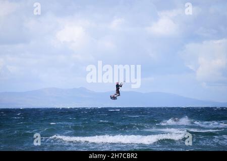 Kitesurfer fangen vor der Küste von Co. Sligo im Atlantik vor Irlands Westküste Luft ein. Nur ein paar der Spaß auf dem Wild Atlantic Way. Stockfoto