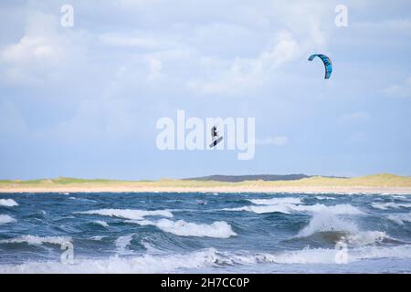 Kitesurfer fangen vor der Küste von Co. Sligo im Atlantik vor Irlands Westküste Luft ein. Nur ein paar der Spaß auf dem Wild Atlantic Way. Stockfoto