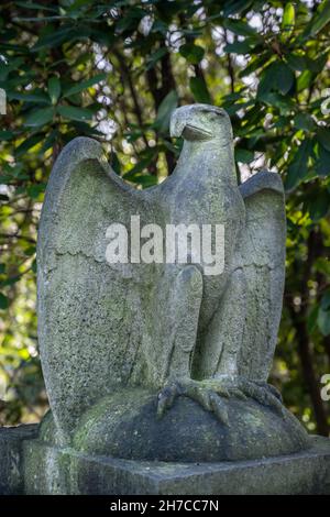 Adler des deutschen Reiches auf einem Soldatenfriedhof namens Ehrenfriedhof in Mülheim an der Ruhr. Vogel hat seine Flügel ausgebreitet. Stockfoto