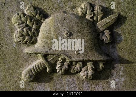 Steinmetzarbeiten auf einem Grab aus dem Ersten Weltkrieg mit deutschen Eichenholzblättern und Dolch. Stockfoto