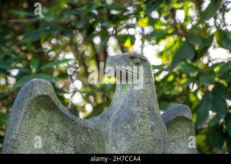 Adler des deutschen Reiches auf einem Soldatenfriedhof namens Ehrenfriedhof in Mülheim an der Ruhr. Vogel hat seine Flügel ausgebreitet. Stockfoto