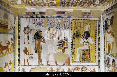 Menna und seine Frau mit Opfergaben von Lebensmitteln vor Osris, Grab von Menna, Gräber der Adligen, Luxor, Ägypten Stockfoto