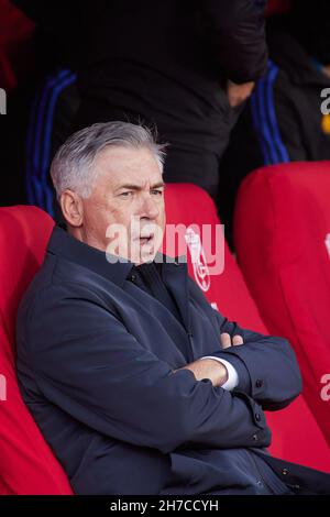 Carlo Ancelotti, Cheftrainer von Real Madrid vor dem Fußballspiel der spanischen Meisterschaft La Liga zwischen Granada CF und Real Madrid am 21. November 2021 im Stadion Nuevo Los Carmenes in Sevilla, Spanien - Foto: Joaquin Corchero/DPPI/LiveMedia Stockfoto