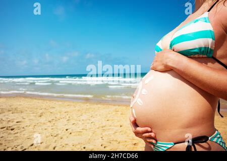 Schwangerschaftsbauch im Bikini am Meer Stockfoto