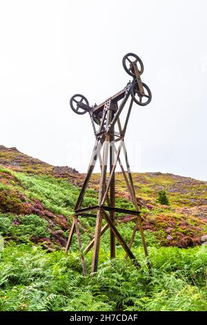 Alte Überreste der Kupferbergbahn, die verwendet wurde, um Kupfererz nach Nantmor entlang des Weges zum Mynydd Sygyn Summit, Snowdonia, Wales, Großbritannien, zu transportieren Stockfoto