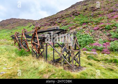 Alte Überreste der Kupferbergbahn, die verwendet wurde, um Kupfererz nach Nantmor entlang des Weges zum Mynydd Sygyn Summit, Snowdonia, Wales, Großbritannien, zu transportieren Stockfoto