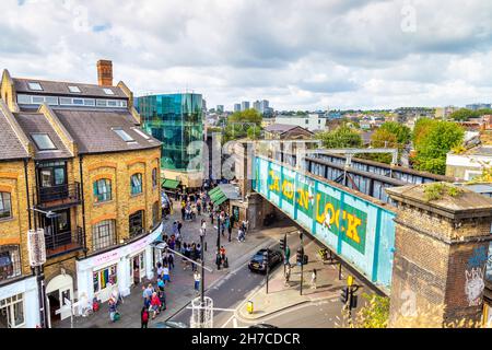 Luftaufnahme der Camden Lock Eisenbahnbrücke über die Chalk Farm Road und Eingang zum Camden Market, Camden, London, Großbritannien Stockfoto
