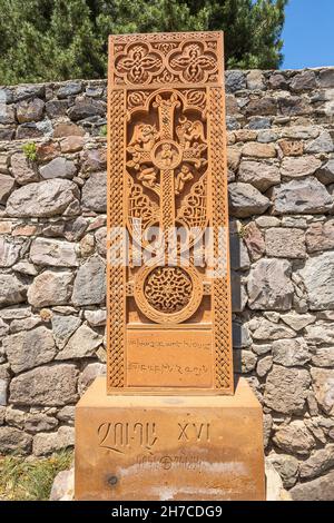 26. Mai 2021, Geghard, Armenien: Altes traditionelles geschnitztes Khachkar oder Kreuzstein in der Nähe der Kathedrale von Geghard, Nahaufnahme. Armenisches Erbe und Kunst Stockfoto