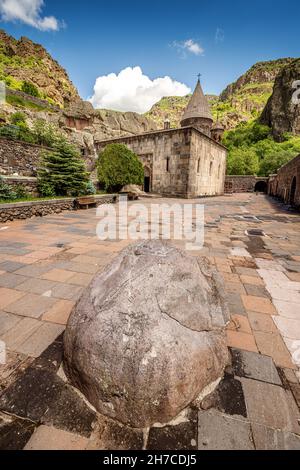 Die Fassade des Klosters und der Kirche von Geghard in Armenien ist ein wichtiger touristischer und religiöser Wallfahrtsort in der Provinz Kotayk Stockfoto