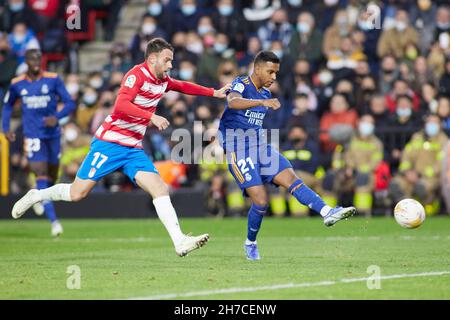 Rodrygo geht von Real Madrid und Quini von Granada während des Fußballspiels La Liga zwischen Granada CF und Real Madrid am 21. November 2021 im Nuevo Los Carmenes Stadion in Sevilla, Spanien - Foto: Joaquin Corchero/DPPI/LiveMedia Stockfoto