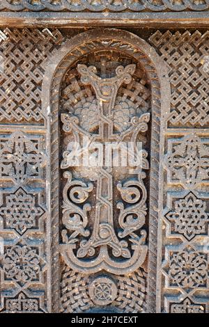 Traditionelle geschnitzte khachkar oder Kreuzstein aus rosa Tuff in der Nähe Hovhannavank Kloster installiert. Armenisches Erbe und Kunst Stockfoto