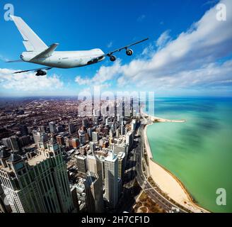 Rückansicht des Düsenflugzeugs mitten in der Luft in Chicago Stockfoto