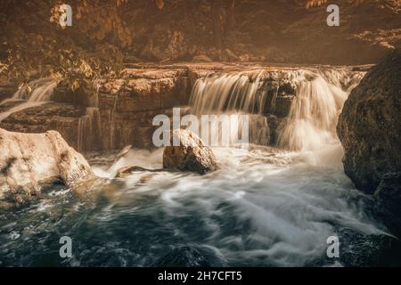Ein schneller Fluss bildete eine Schwelle und einen kleinen Wasserfall am Bach. Konzept eines sauberen Trinkwassers Stockfoto