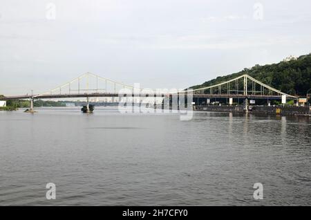 Brücke über den Fluss Dnipro in Kiew, Ukraine. Flüsse und Brücken der Ukraine Stockfoto