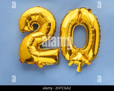 20 goldene Folienballon Zahlen Party aunting auf blauem Hintergrund Stockfoto