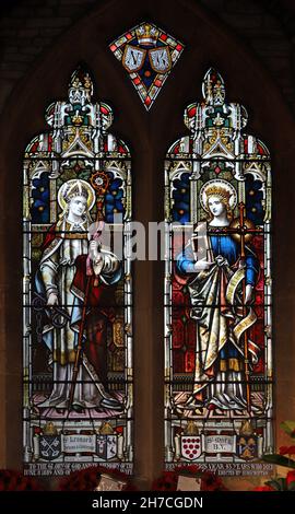 Ein Buntglasfenster von Jones & Willis, das St. Leonard und die Jungfrau Maria, St. Leonard's Church, Bretforton, Worcestershire, zeigt Stockfoto