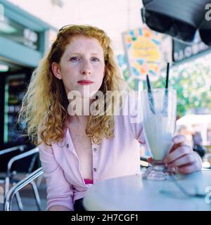 Schöne Frau, die einen Milchshake trinkt, Queensland, Australien. Stockfoto