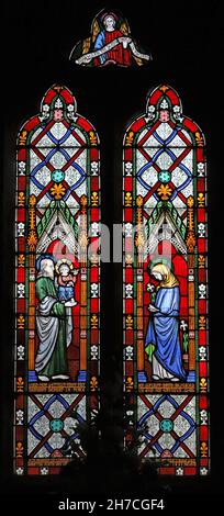 Ein Buntglasfenster von Frederick Preedy, das die Darstellung des Jesuskindes im Tempel, St. James Church, Badsey, Worcestershire, darstellt Stockfoto