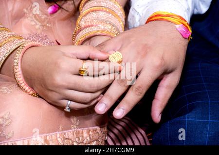 Trägt einen Ring bei der Verlobungszeremonie in indien Stockfoto