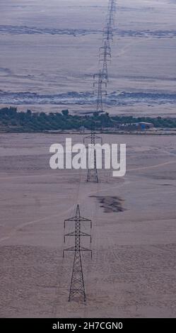 Strom Stromversorgung Pylon, Luxor, Ägypten Stockfoto