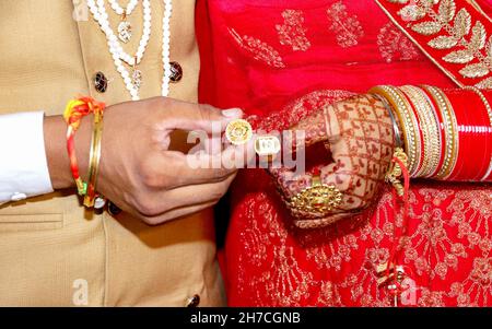 Die Braut und der Bräutigam halten und zeigen Hochzeit Schmuck Ringe Stockfoto