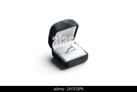 Blanke schwarze Box mit silbernem Diamantring-Standmockup, isoliert, 3D Rendering. Leeres Überraschungspaket mit runden Schmuckstücken, Seitenansicht. Clea Stockfoto