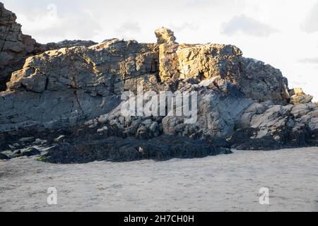 Blauer Himmel am späten Nachmittag über Perranporth Beach, Cornwall, Großbritannien Stockfoto