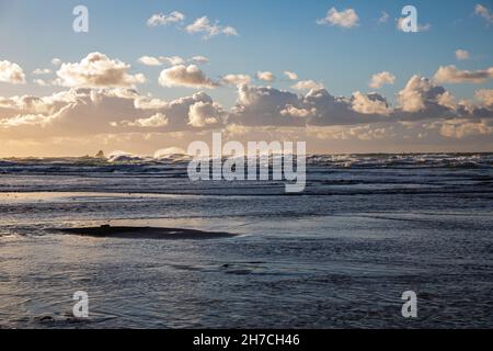 Blauer Himmel am späten Nachmittag über Perranporth Beach, Cornwall, Großbritannien Stockfoto