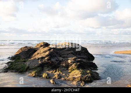 Blauer Himmel am späten Nachmittag über Perranporth Beach, Cornwall, Großbritannien Stockfoto