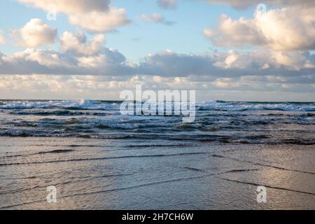 Blauer Himmel am späten Nachmittag über Perranporth Beach, Cornwall, Großbritannien Stockfoto