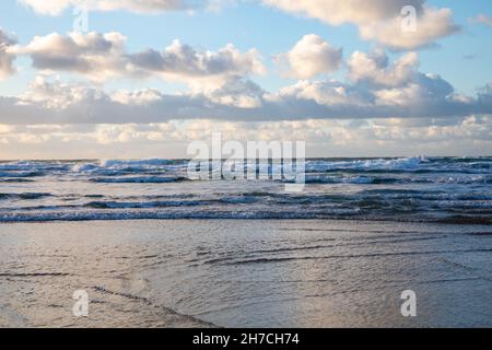 Blauer Himmel am späten Nachmittag über Perranporth Beach, Cornwall, Großbritannien Stockfoto
