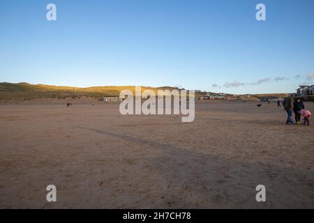 Blauer Himmel am späten Nachmittag über Perranporth Beach, Cornwall, Großbritannien Stockfoto