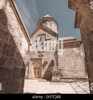 Das Kirchengebäude im restaurierten Kloster Haghartsin (gegründet im 11th. Jahrhundert) ist ein klassisches Beispiel armenischer Architektur Stockfoto